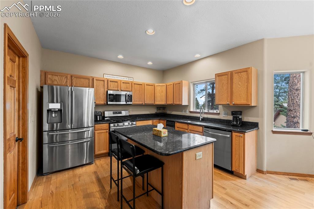 Image 10 of 50: Kitchen