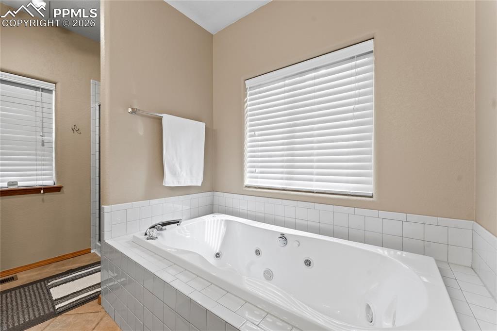 Image 15 of 50: Bathroom