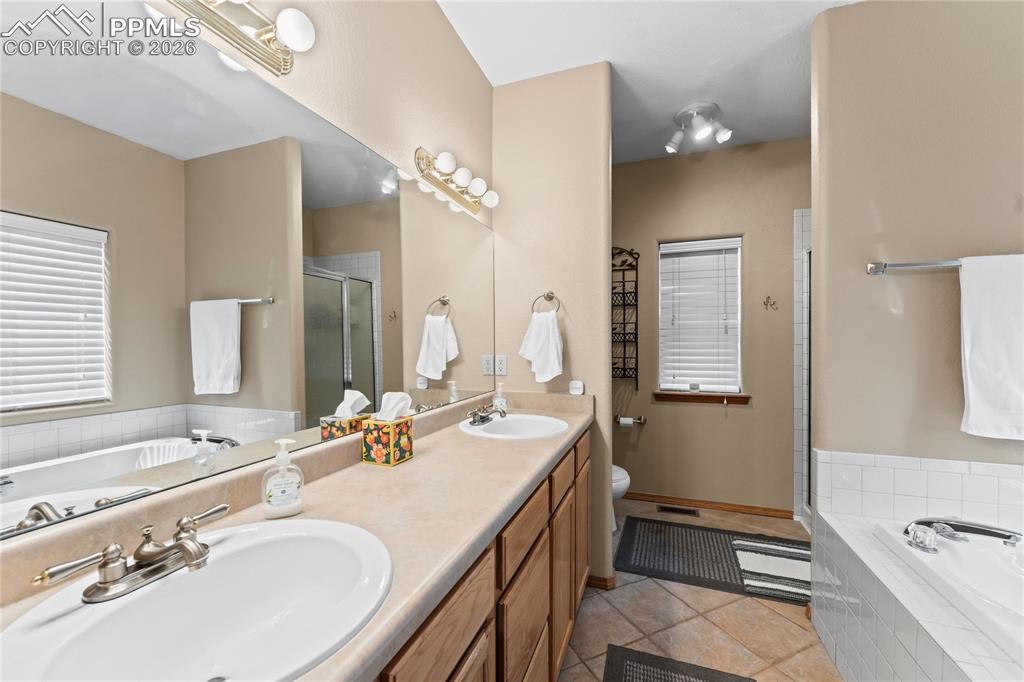 Image 16 of 50: Bathroom