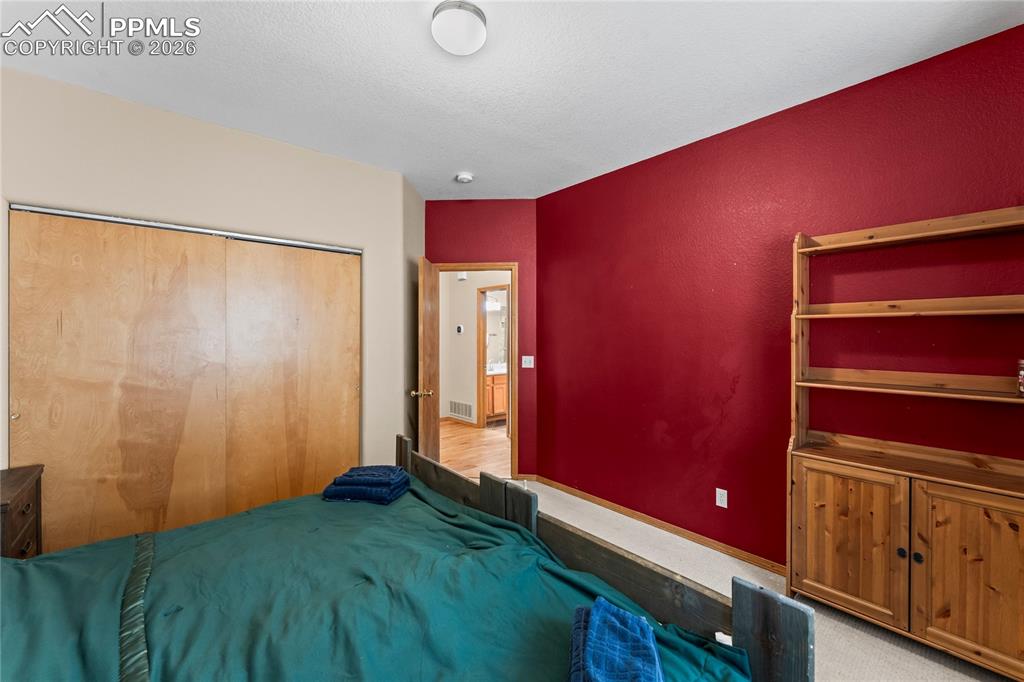 Image 18 of 50: Bedroom