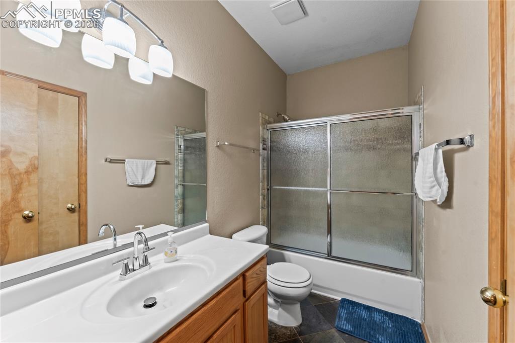 Image 21 of 50: Bathroom