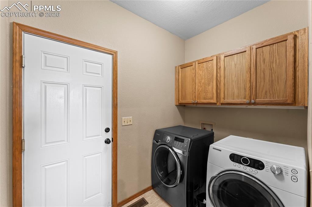 Image 22 of 50: Laundry