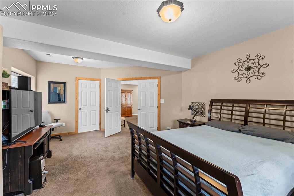 Image 32 of 50: Bedroom