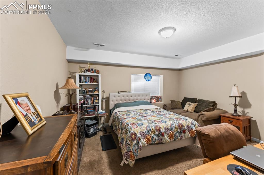 Image 33 of 50: Bedroom