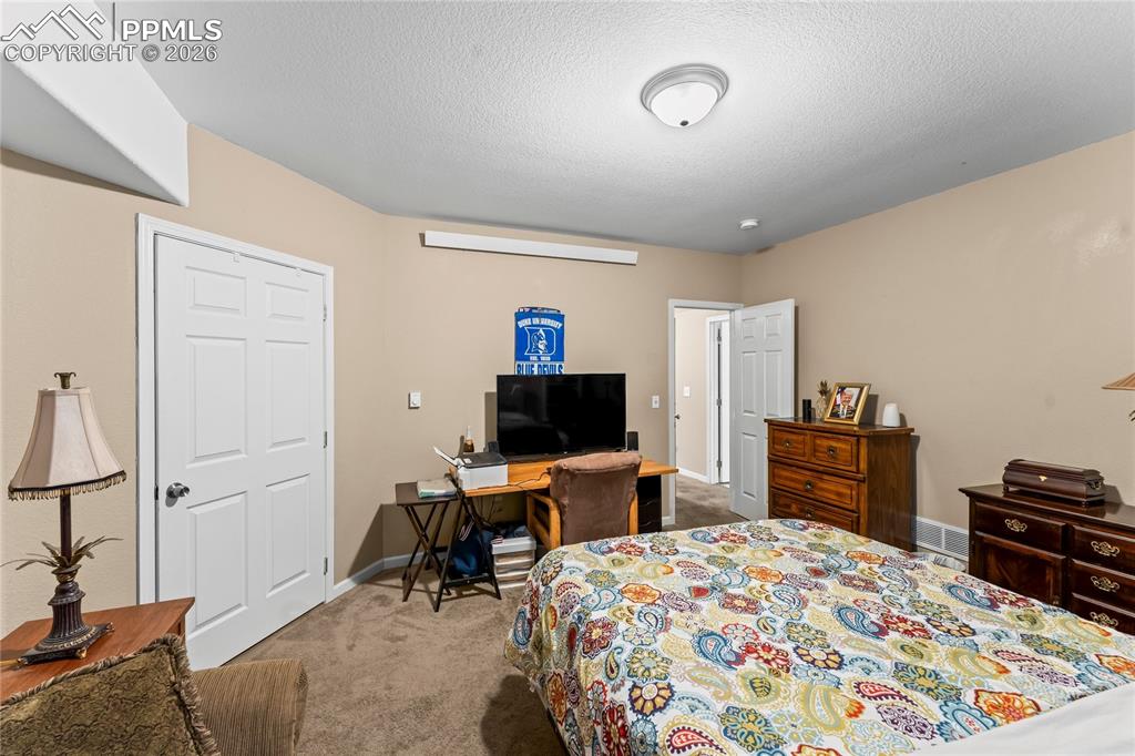 Image 34 of 50: Bedroom