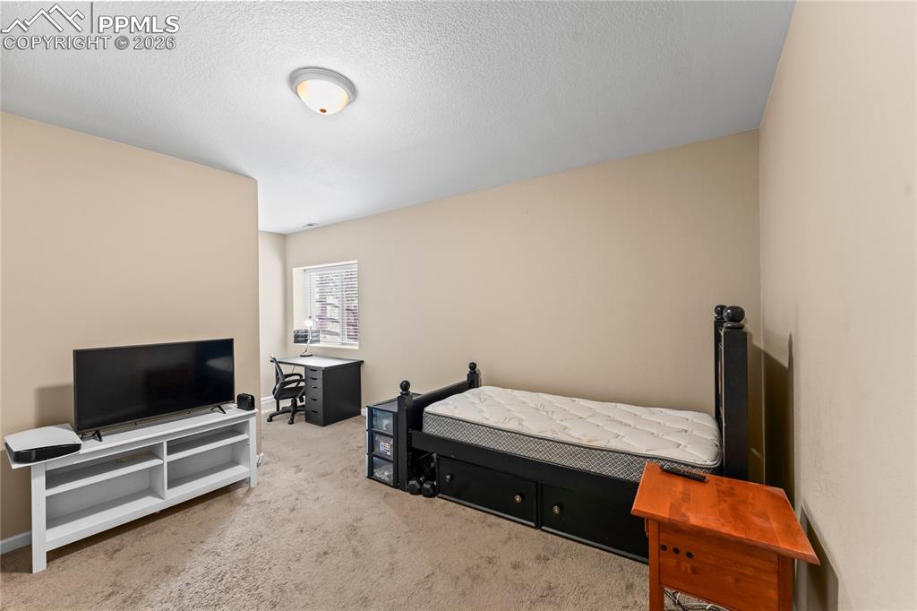 Image 35 of 50: Bedroom