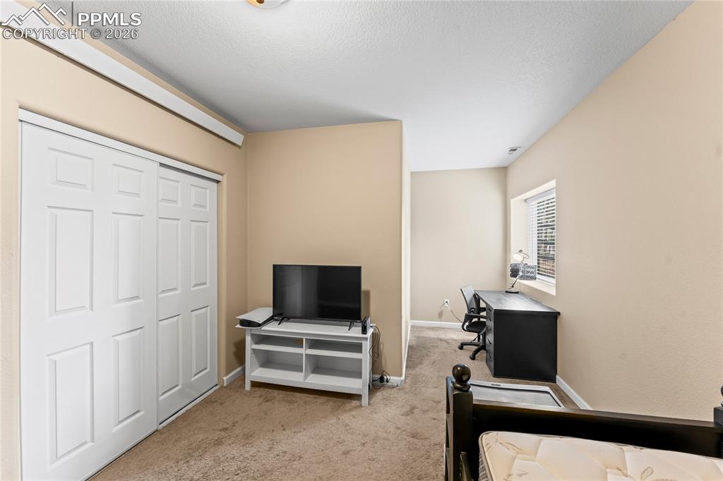 Image 36 of 50: Bedroom