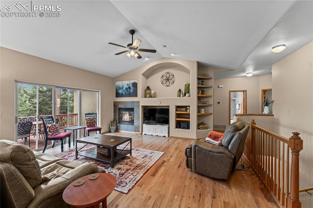 Image 4 of 50: Living Room