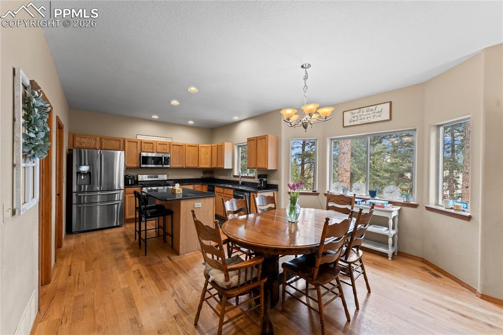 Image 6 of 50: Dining Area