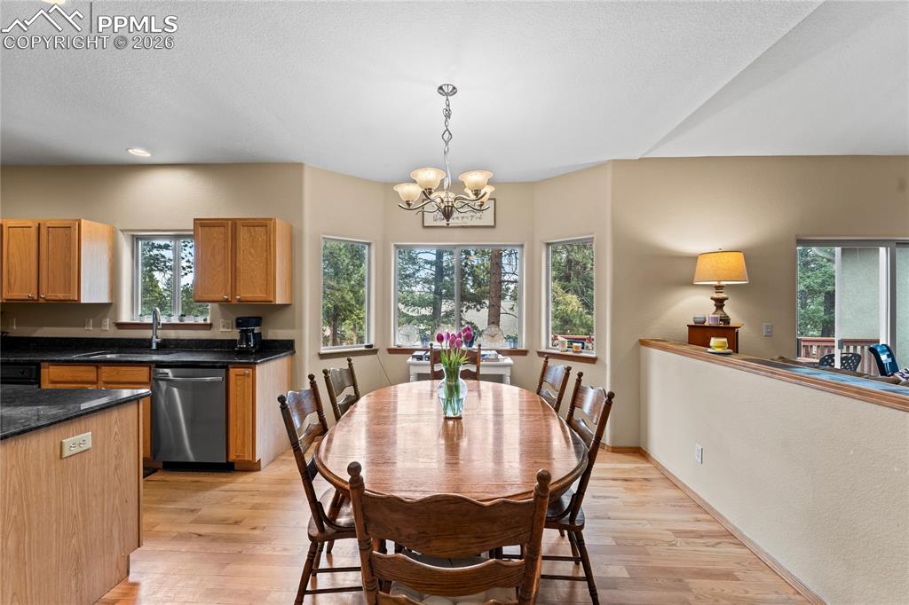 Image 8 of 50: Dining Area