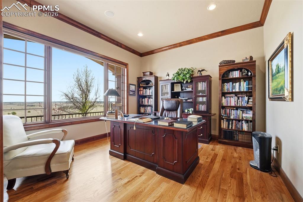 Image 11 of 50: Office