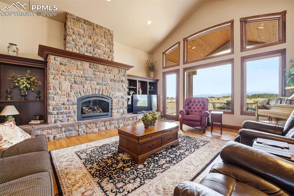 Image 12 of 50: Living Room