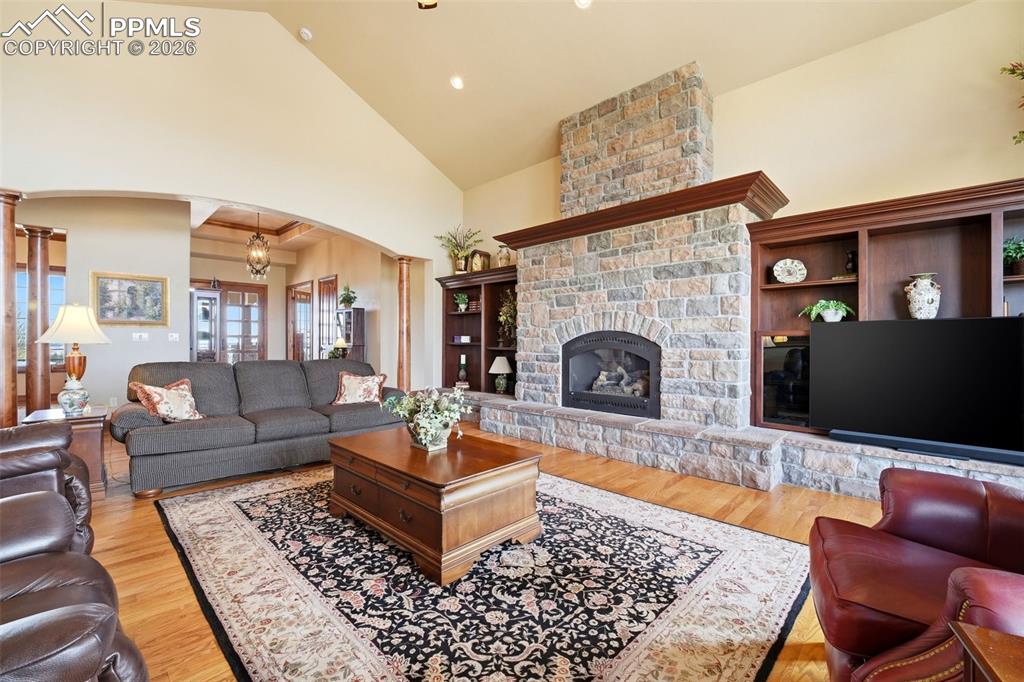 Image 13 of 50: Living Room