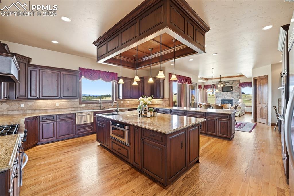 Image 14 of 50: Kitchen