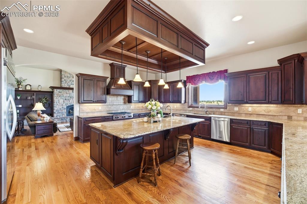 Image 15 of 50: Kitchen