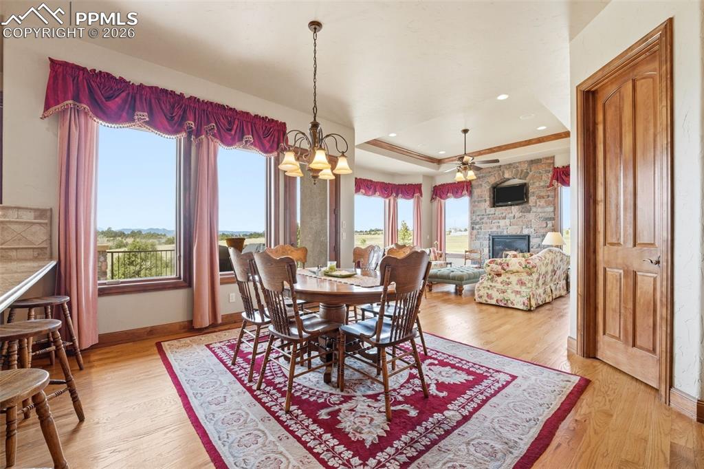 Image 17 of 50: Dining Area