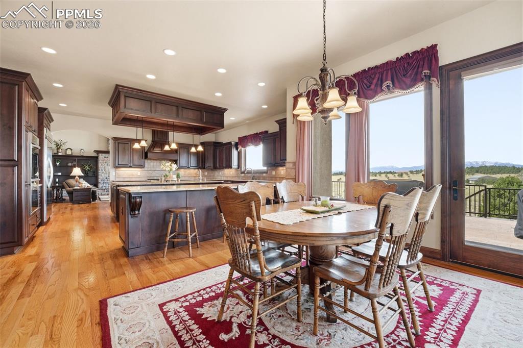 Image 18 of 50: Dining Area