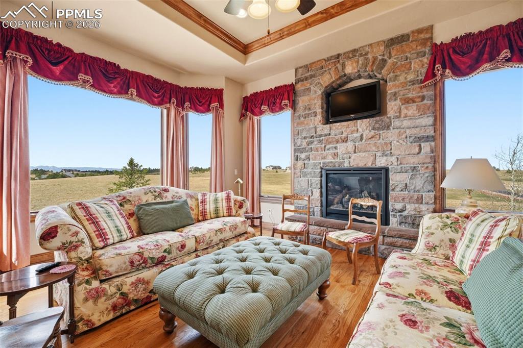 Image 19 of 50: Living Room