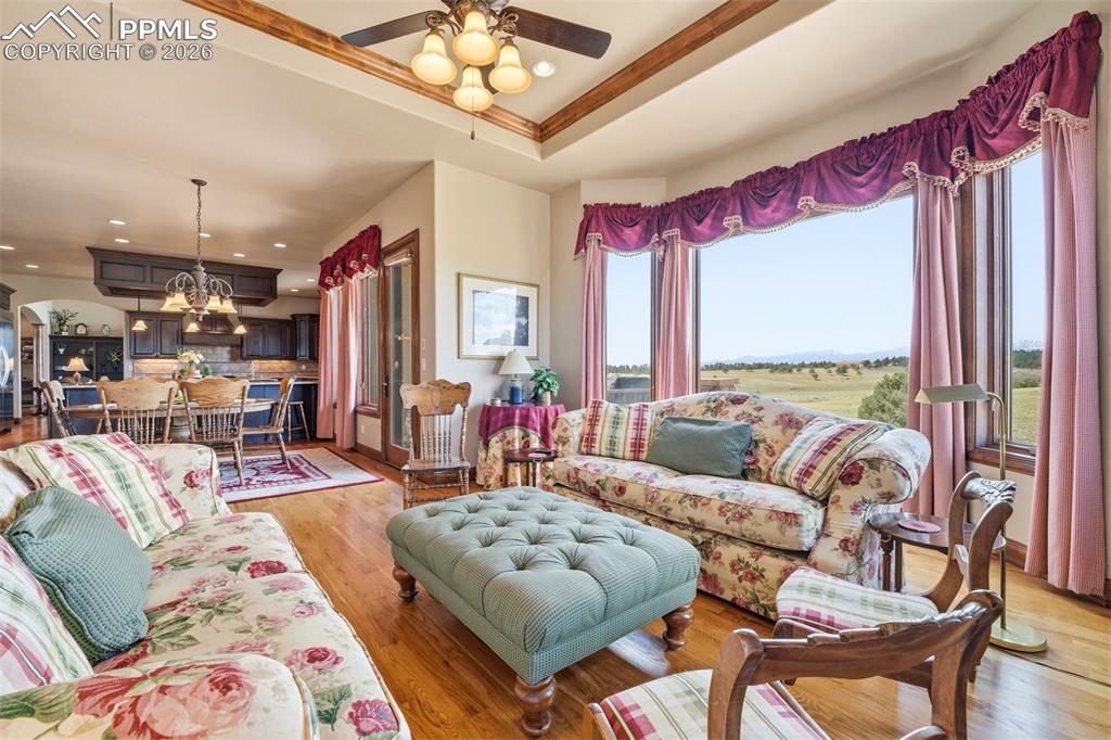 Image 20 of 50: Living Room