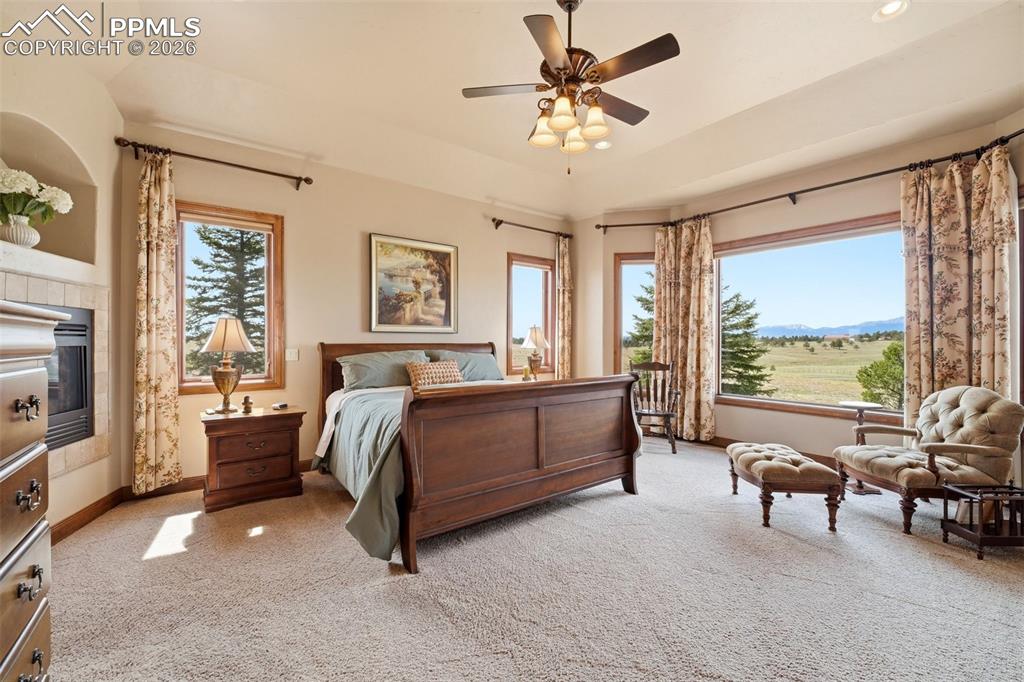 Image 22 of 50: Bedroom