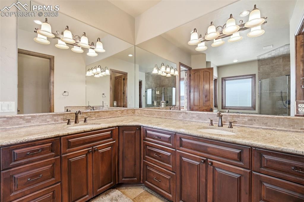 Image 24 of 50: Bathroom