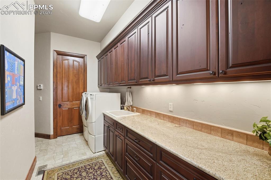 Image 26 of 50: Laundry