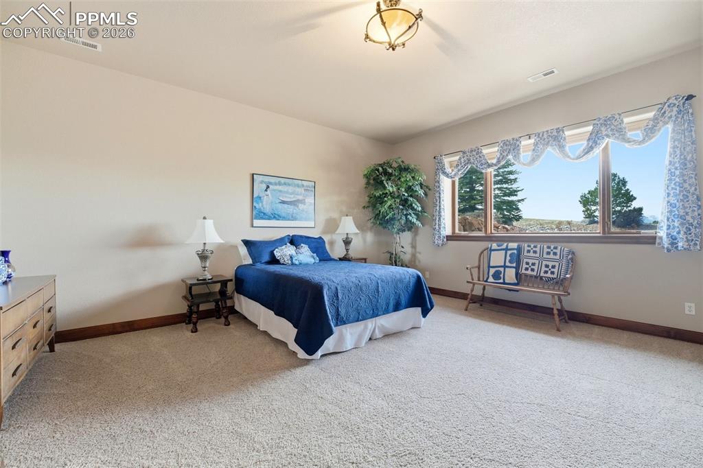 Image 37 of 50: Bedroom