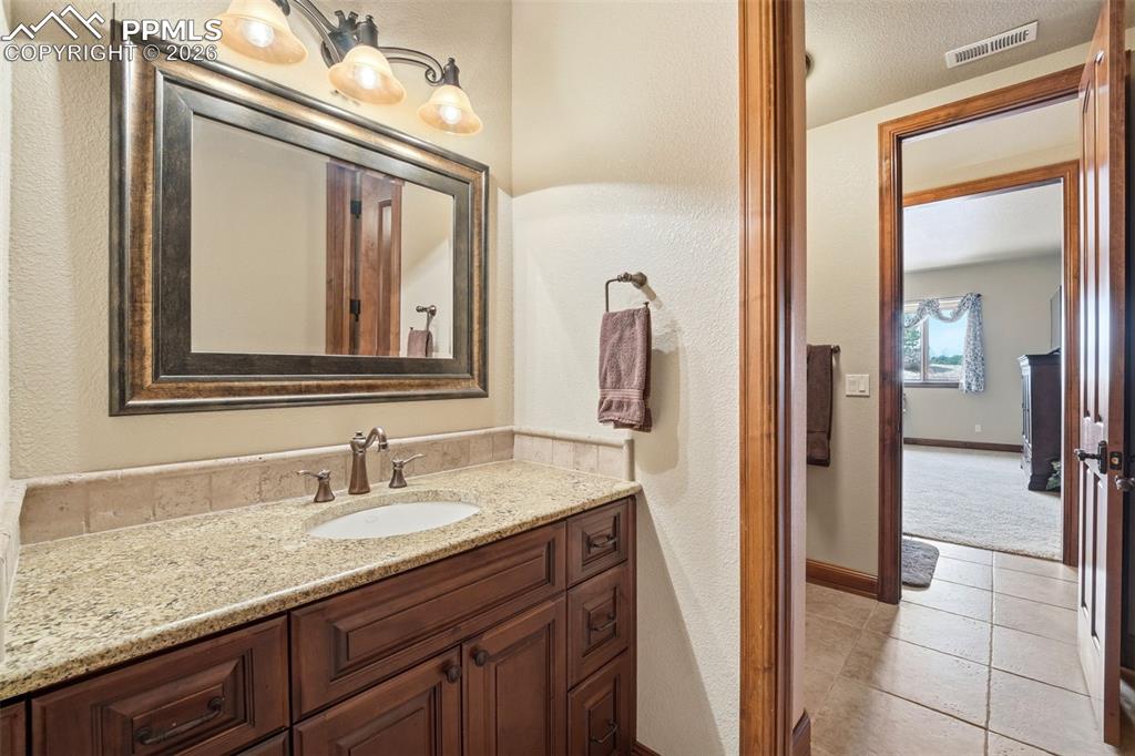 Image 39 of 50: Bathroom