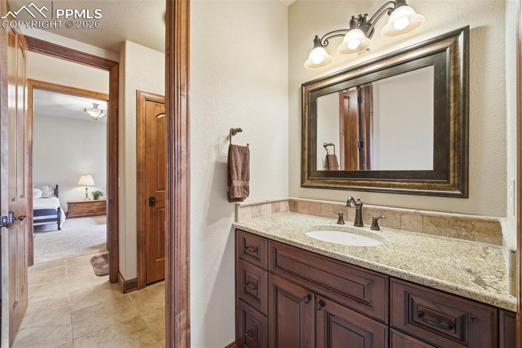 Image 40 of 50: Bathroom