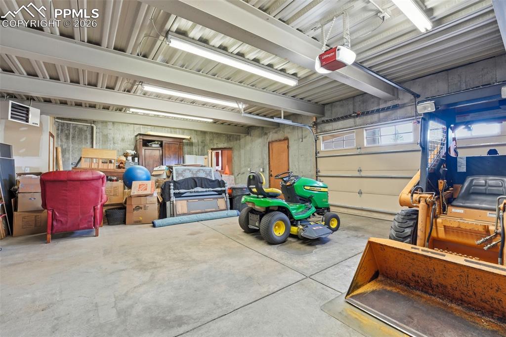 Image 43 of 50: Garage