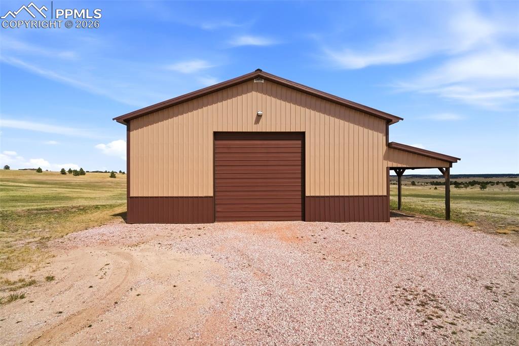 Image 47 of 50: Garage