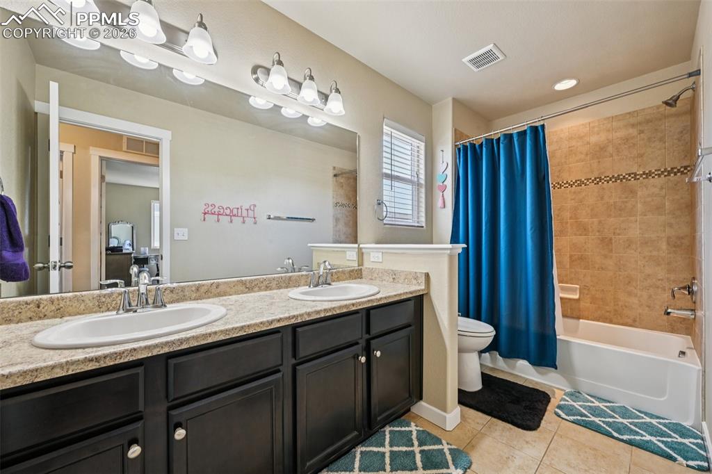 Image 22 of 47: Hall bath