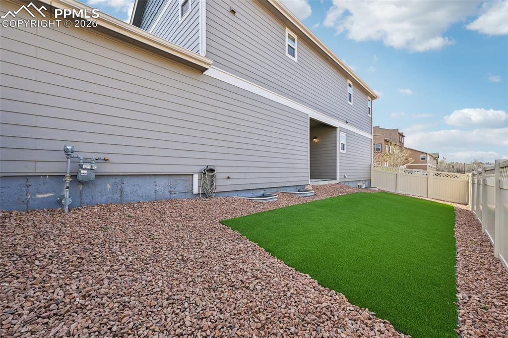 Image 44 of 47: Big side yard with BRAND NEW turf