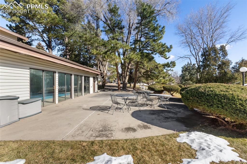 Image 34 of 41: Patio