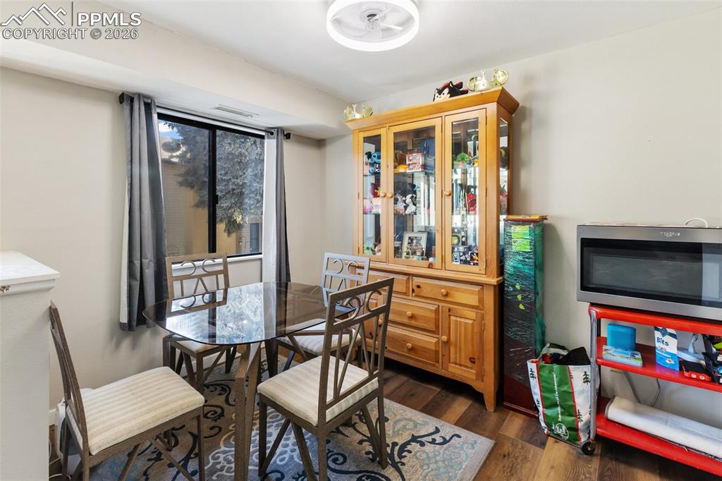 Image 7 of 41: Dining Area