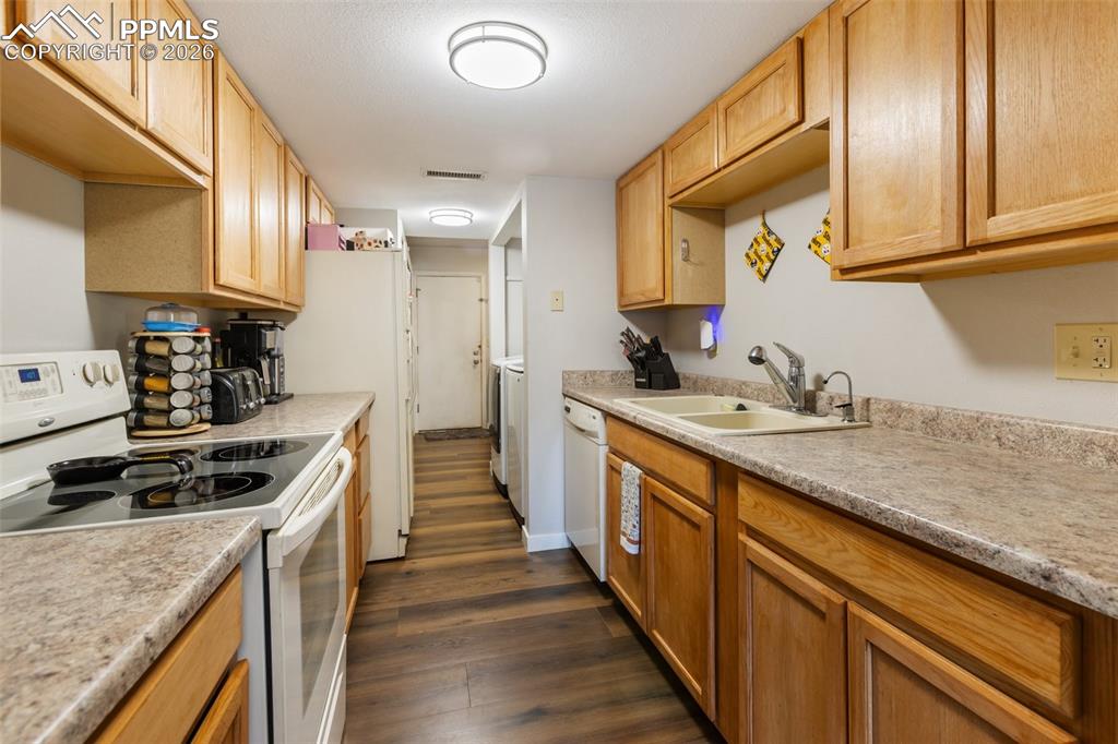 Image 9 of 41: Kitchen