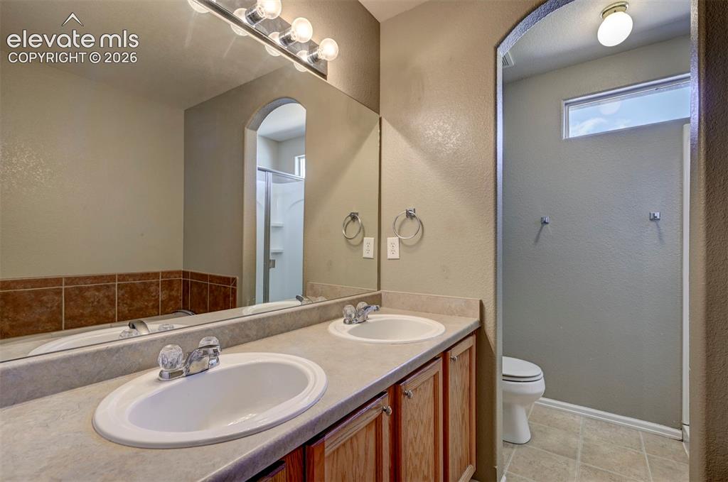 Image 14 of 30: Bathroom