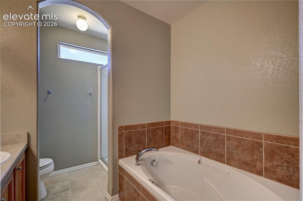 Image 15 of 30: Bathroom