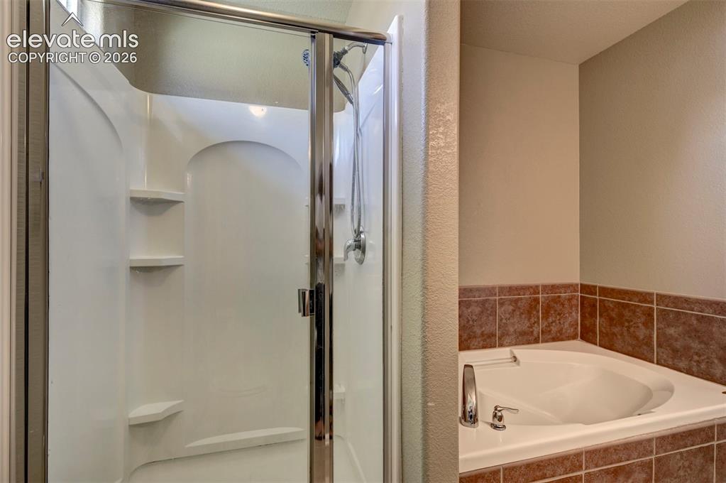 Image 16 of 30: Bathroom