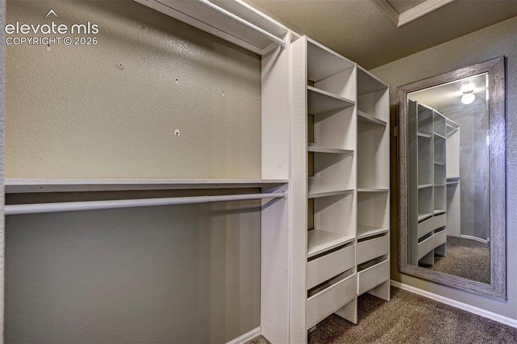 Image 17 of 30: Closet