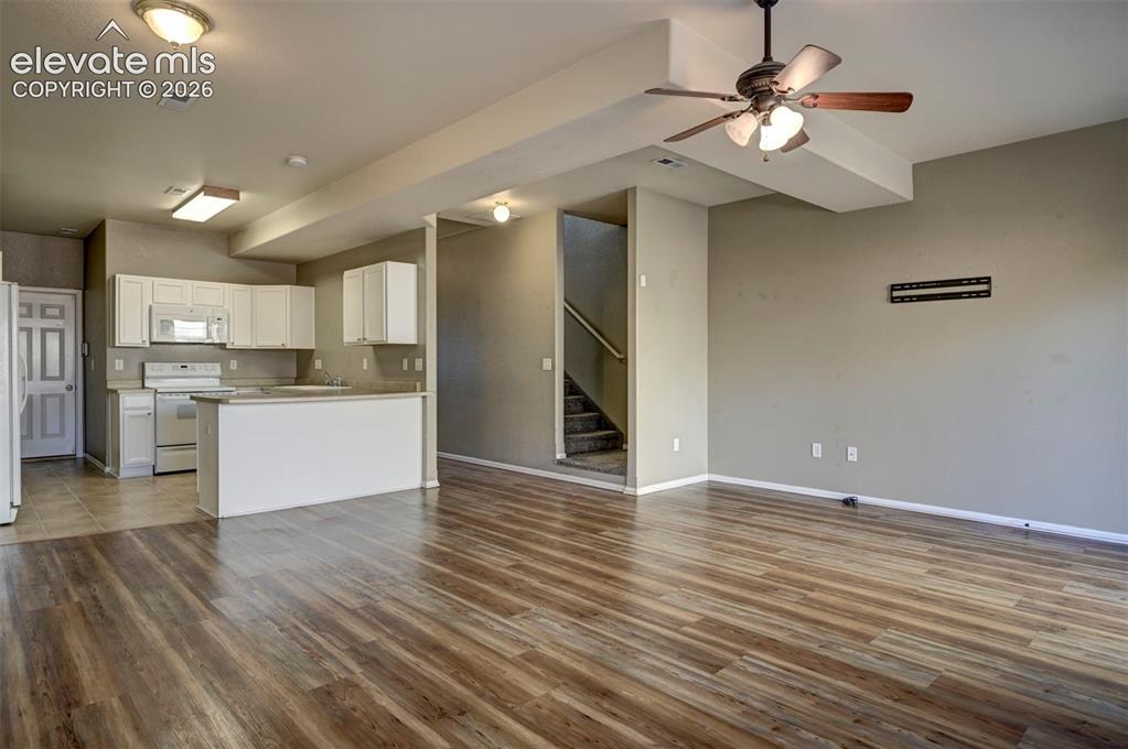 Image 5 of 30: Living Room