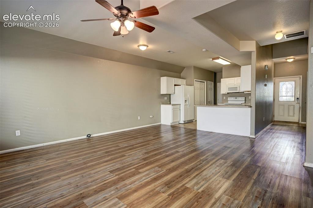 Image 6 of 30: Living Room