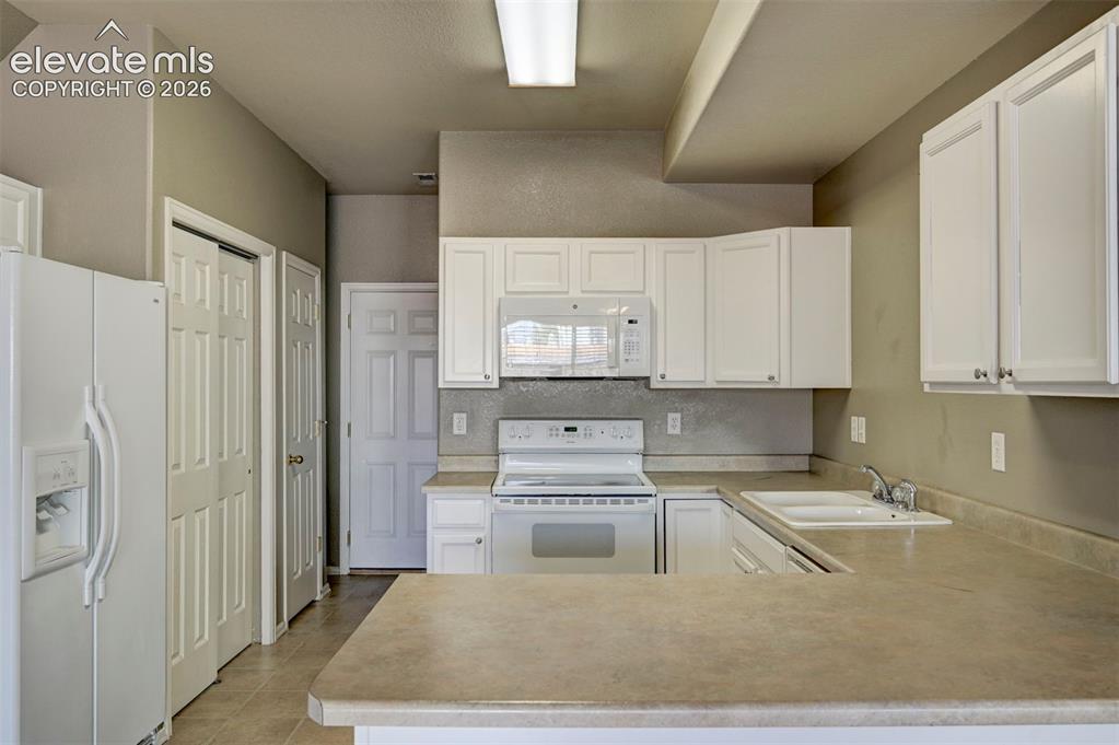 Image 7 of 30: Kitchen