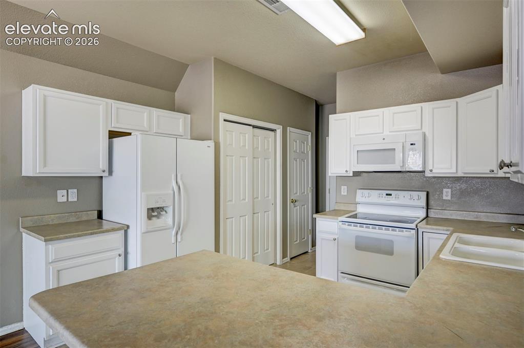 Image 8 of 30: Kitchen