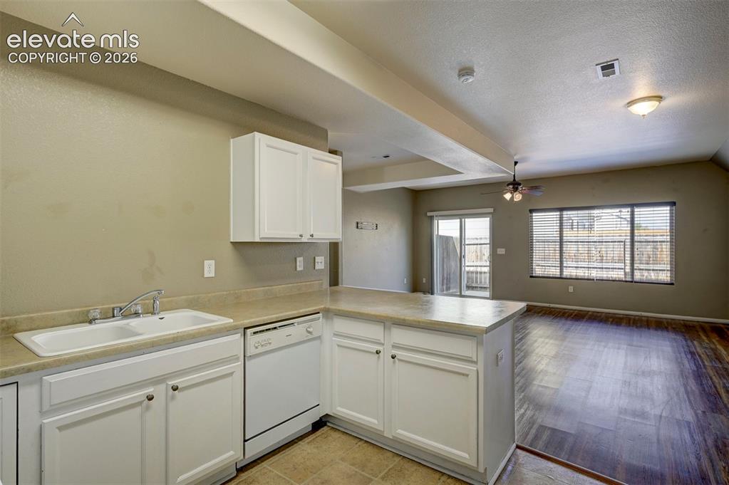 Image 9 of 30: Kitchen