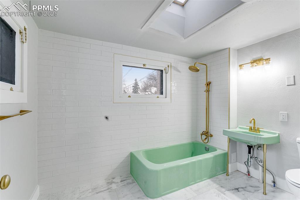 Image 15 of 38: Bathroom