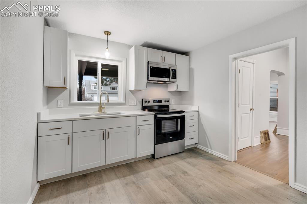 Image 7 of 38: Kitchen