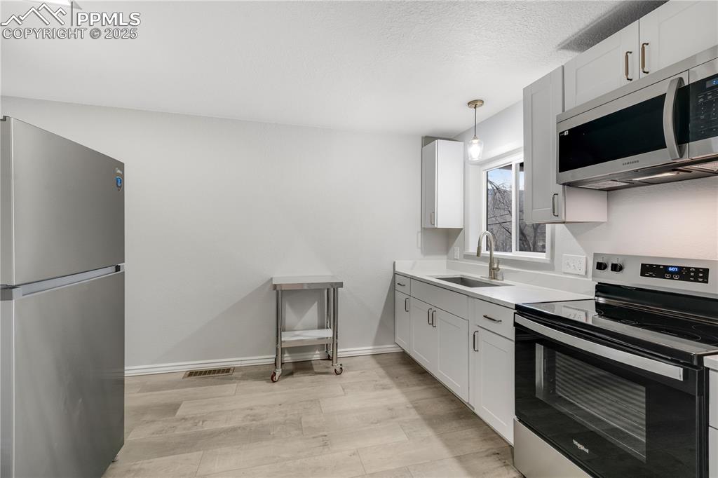 Image 8 of 38: Kitchen