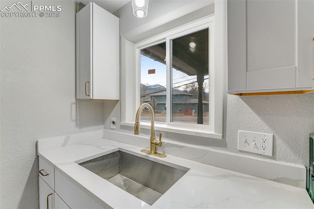 Image 9 of 38: Kitchen