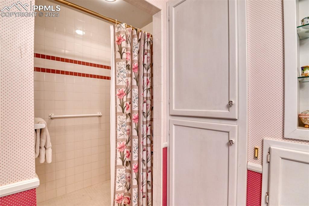 Image 36 of 50: Large walk-in shower, great for washing dogs